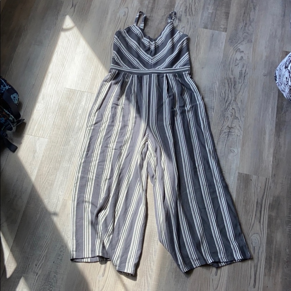 grey and white jumper